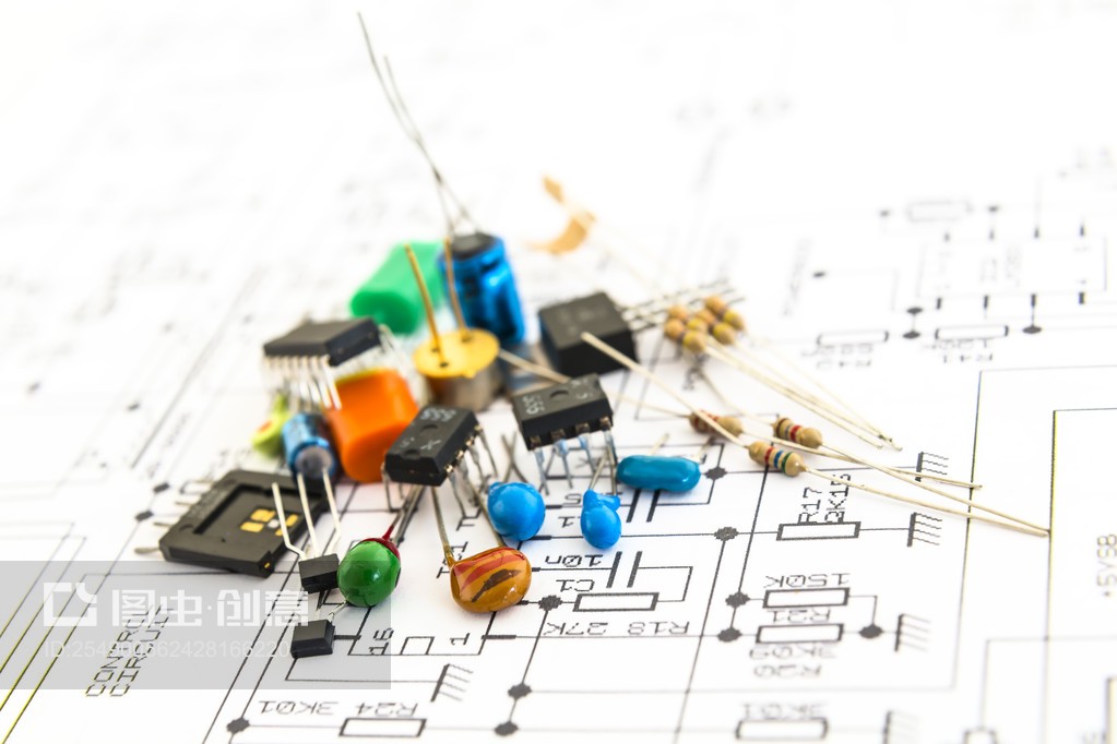 背景示意圖上的電子元器件。electronic components on a schematic diagram background.